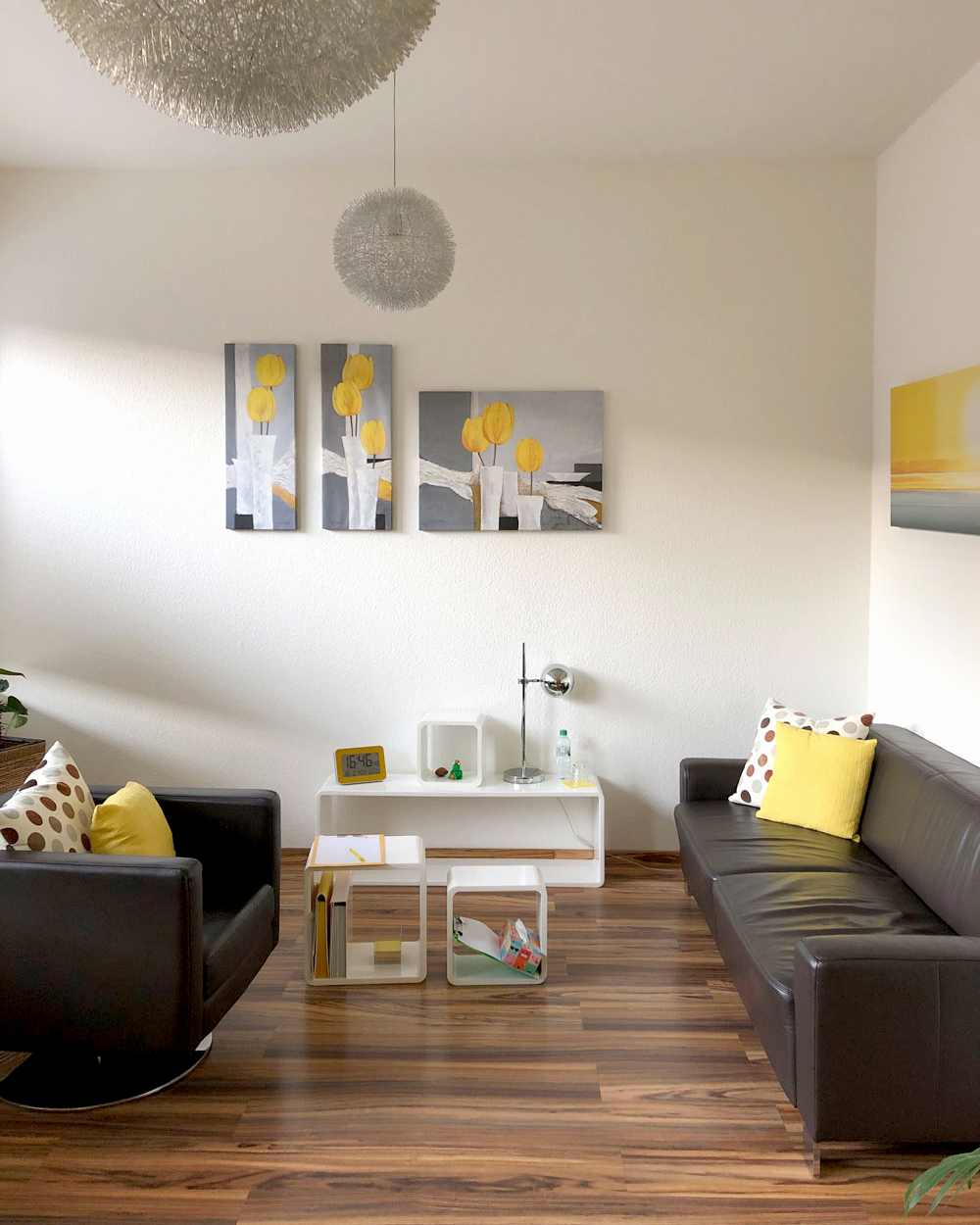 psychotherapie-landgraf-erlangen Sprechzimmer mit Sesseln und Sofa für psychotherapeutische Gespräche